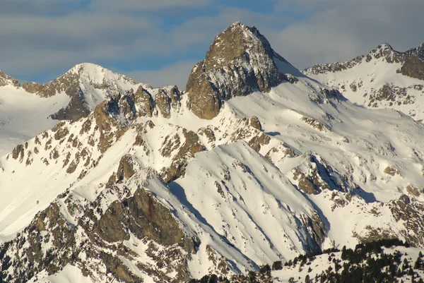 Vue panoramique, côté sud, du massif de Maladeta dans les Pyrénées — Photo