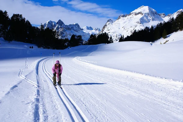 Fresh ski slope and mountains in sunny day — Stock Photo, Image