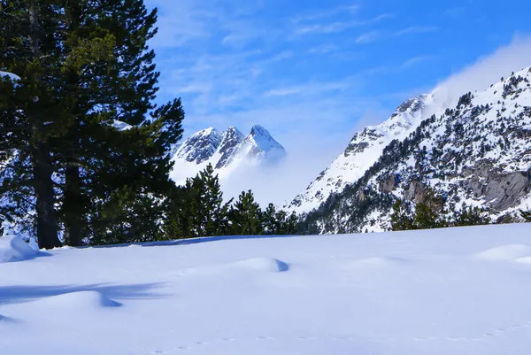 Declive de esqui fresco e montanhas em dia ensolarado — Fotografia de Stock