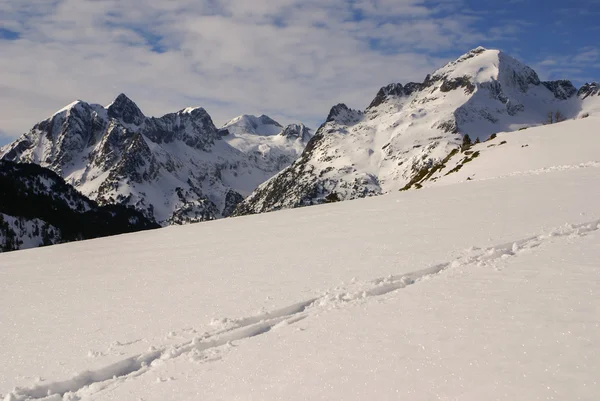 Piste de ski fraîche et montagnes par temps ensoleillé — Photo