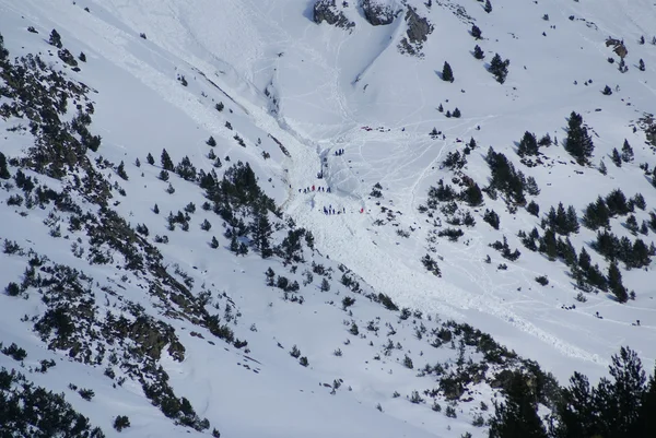 Vista inferior pequena avalanche, torla Resort, Espanha — Fotografia de Stock