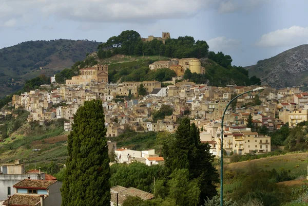 Calatafimi uitzicht op de stad, sicilia, Italië — Stockfoto
