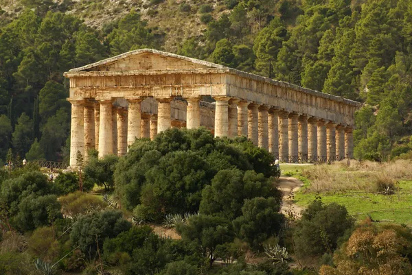 Griekse tempel in de oude stad van segesta, Sicilië — Stockfoto