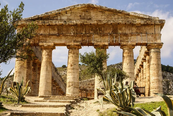 Az ősi város segesta, szicíliai görög templom — Stock Fotó