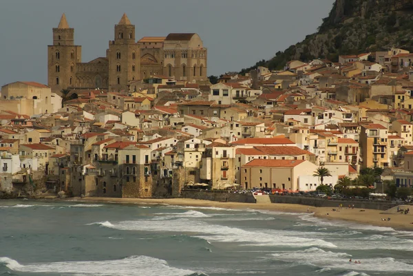 Houses along the shoreline and cathedral in background, Cefalu, — Stock Photo, Image