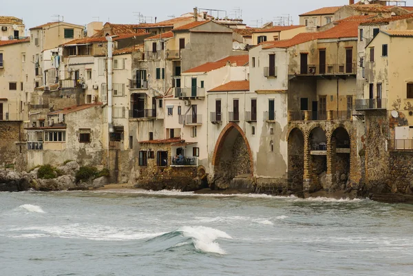 Talot rannalla ja katedraali taustalla, Cefalu , — kuvapankkivalokuva