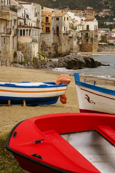 Barco de pesca siciliano en la playa de Cefalu, Sicilia — Foto de Stock