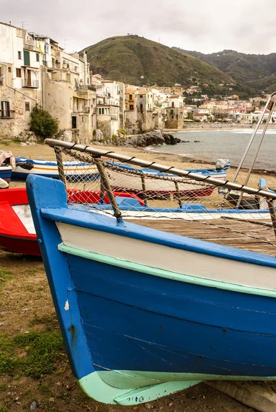 Сицилийская рыболовная лодка на пляже в Чефалу, Сицилия — стоковое фото
