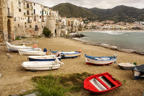 Sicilian fishing boat on the beach in Cefalu, Sicily — Stock Photo, Image