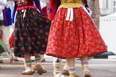 geleneksel olarak kadın Lehçe dansçıların yatay renkli görüntü 