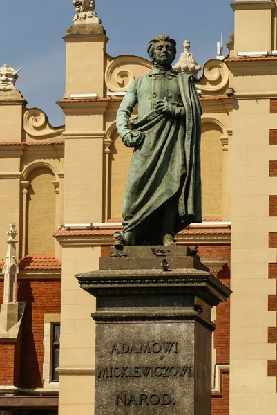 Adam heykeli önünde krak bez Salonu'nda mickiewicz — Stockfoto