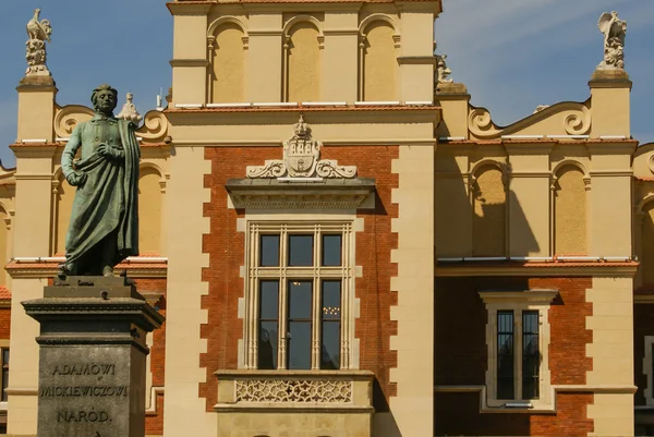 La statua di Adam Mickiewicz di fronte alla sala del panno a Krak — Foto Stock