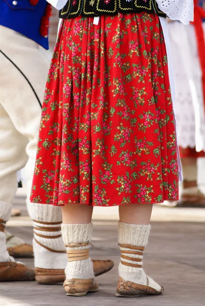 Poziomy kolorowego obrazu kobiet polskich tancerzy w tradycyjnych — Zdjęcie stockowe