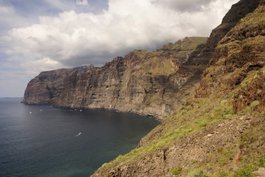 los gigantes kayalıklarla görünümü. Tenerife, Kanarya Adaları, İspanya