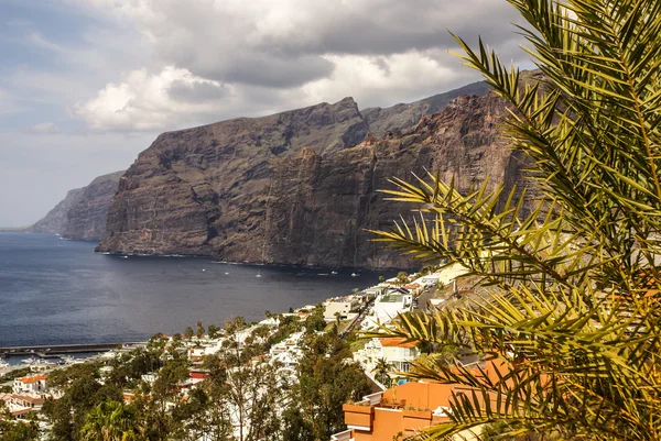 Pohled na útesy los gigantes. Tenerife, Kanárské ostrovy, Španělsko — Stock fotografie