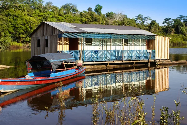 Houses on stilts rise above the polluted water in Islandia Peru — Stock Photo, Image