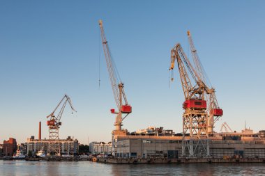 Mavi bulutlu gökyüzü arka planda ve su ile liman vinç 