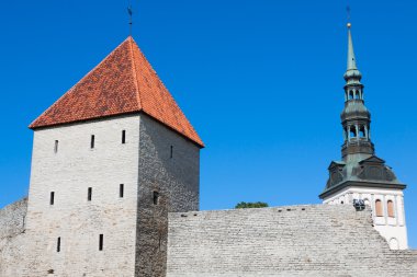 gökyüzü arka plan üzerinde kale kuleleri ve kilise görünümünü. Tallinn. e