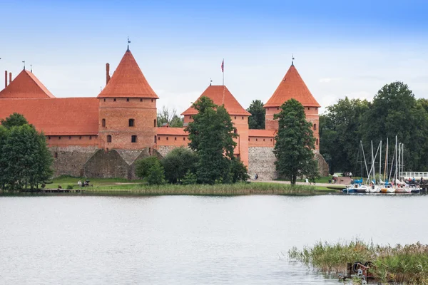 Prachtige middeleeuwse trakai kasteel op een eiland in het meer — Stockfoto