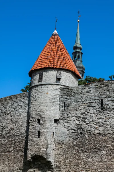 Vista delle torri della fortezza e della chiesa sullo sfondo del cielo. Tallinn. E. — Foto Stock