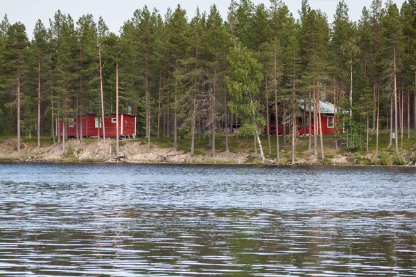 güneşli bir günde, Finlandiya ile göl manzara