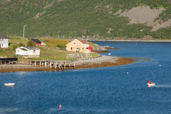 Geleneksel kırmızı rorbu kulübesi olan tipik Norveç balıkçı köyü. — Stok fotoğraf