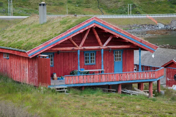 Typisk norsk fiskeby med traditionell röd rorbukoja — Stockfoto