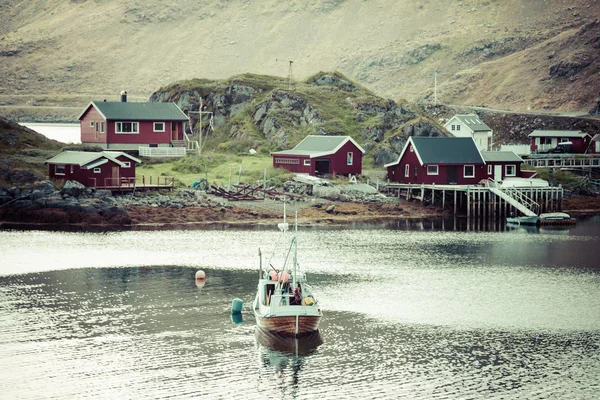 पारंपारिक लाल रॉर्बू झोपडीसह ठराविक नॉर्वेजियन मासेमारी गाव — स्टॉक फोटो, इमेज