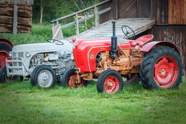 Vintage tractor by barn — Stock Photo, Image