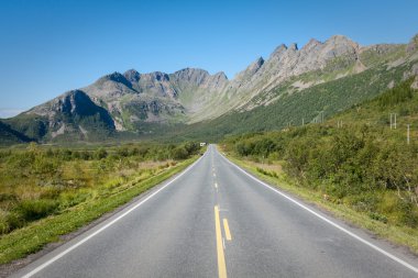 Manzaralı yol ve Norveç'te güzel dağlar
