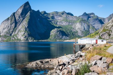 reine lofoten adada fiyort tarafından pitoresk balıkçı kasabası