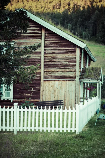 Νορβηγικά-τυπικό χλόης στέγη εξοχική κατοικία — Φωτογραφία Αρχείου