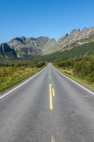 De schilderachtige weg en prachtige bergen in Noorwegen — Stockfoto