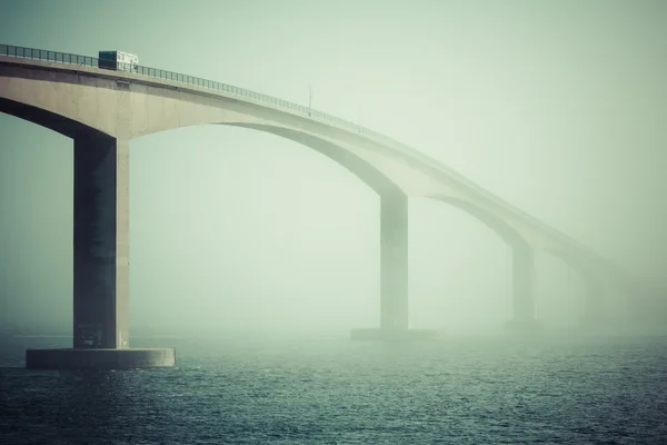 Länge modern bro över fjorden — Stockfoto