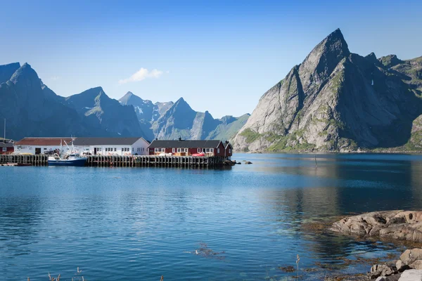 Pintoresca ciudad pesquera de Reine por el fiordo en la isla de Lofoten —  Fotos de Stock