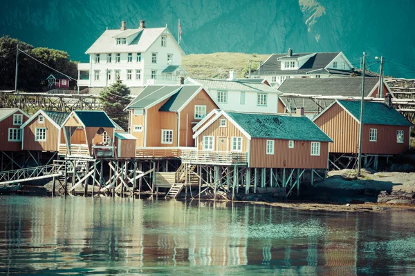 典型的挪威渔村，有传统的红色罗布小屋 — 图库照片