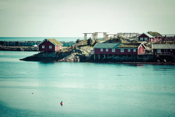 Aldeia de pesca típica norueguesa com cabana rorbu vermelha tradicional — Fotografia de Stock