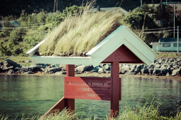 Typisk norsk fiskeby med traditionell röd rorbukoja — Stockfoto