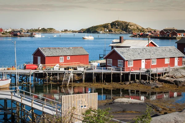 Aldeia de pesca típica norueguesa com cabana rorbu vermelha tradicional — Fotografia de Stock