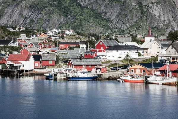 Tipico villaggio di pescatori norvegese con tradizionale capanna rossa di rorbu — Foto Stock