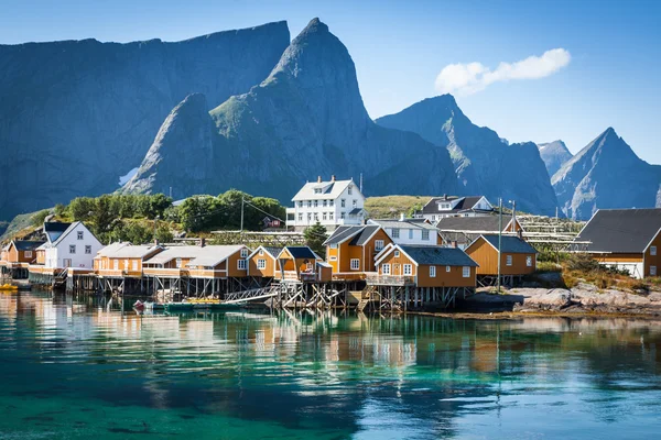 Geleneksel kırmızı rorbu kulübesi olan tipik Norveç balıkçı köyü. — Stok fotoğraf