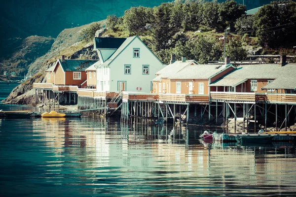 Typická norská rybářská vesnice s tradiční červenou chatrčí rorbu — Stock fotografie