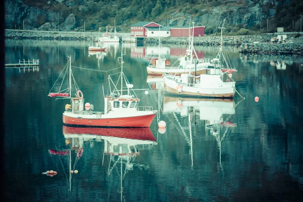 Fiskebåt i hamnen reine, Lofotens öar, Norge — Stockfoto