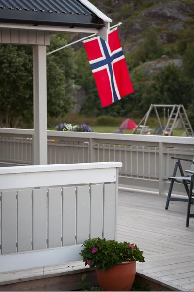 スタヴァンゲル、ノルウェーの古い部分のフラグとホワイト ・ ハウス — ストック写真