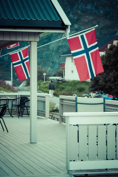 Witte huis met vlag in oude deel van stavanger, Noorwegen — Stockfoto
