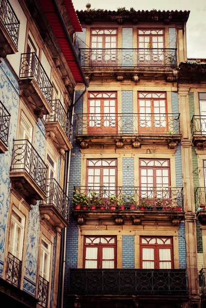 Tunn hus i gamla stan, porto, portugal — Stock fotografie