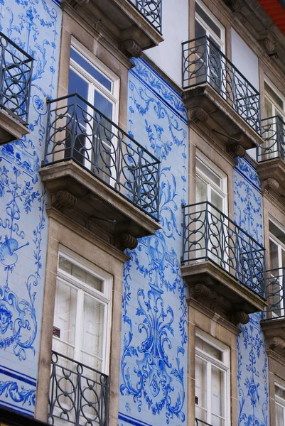 Casas delgadas en el casco antiguo, Oporto, Portugal — Foto de Stock