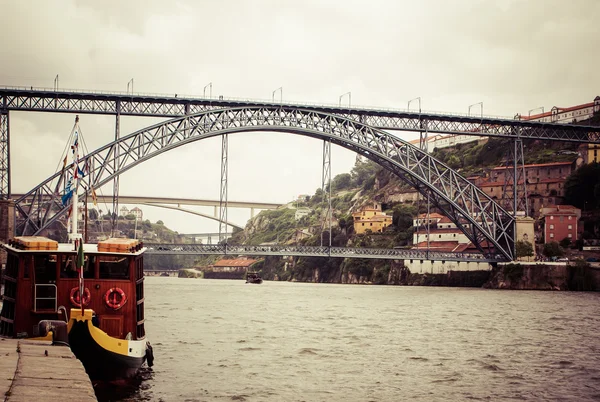 Pohled z porto v Portugalsku se slavný most přes řeku — Stock fotografie