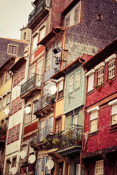 Casas delgadas en el casco antiguo, Oporto, Portugal —  Fotos de Stock