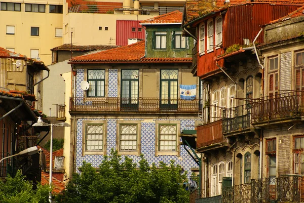 Casas delgadas en el casco antiguo, Oporto, Portugal — Foto de Stock